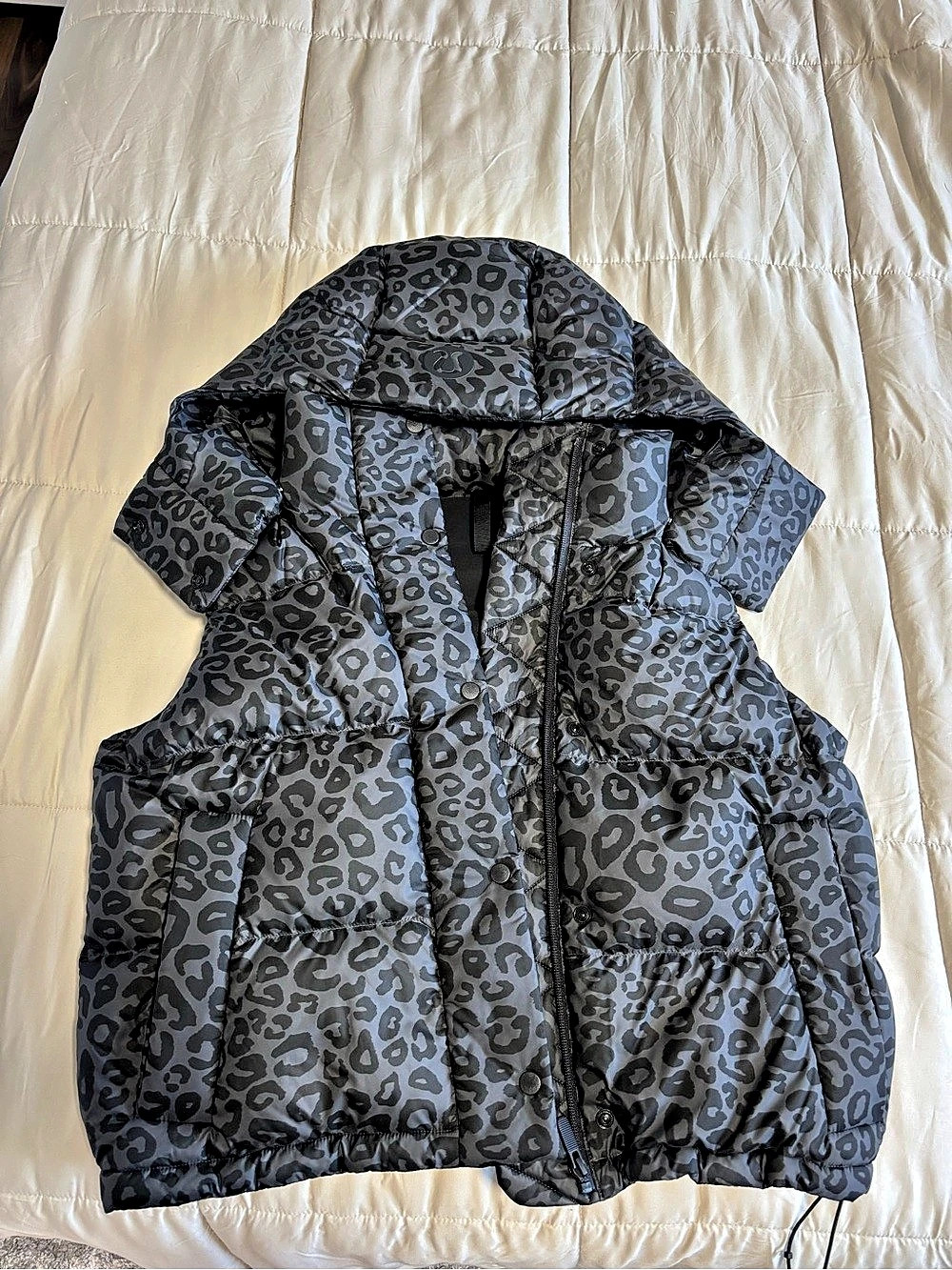 Wunder Puff 600-Down-Fill Cropped Vest Leopard Print Gray Cropped Vest Size 6